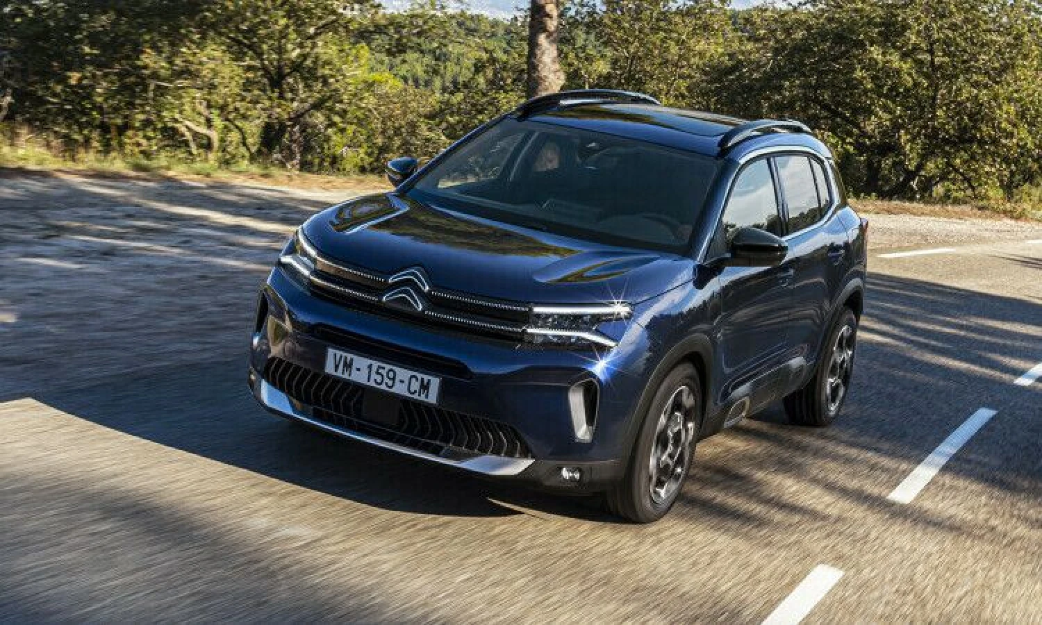 Nežymiai atnaujinta priekinė kėbulo dalis atrodo elegantiškai ir solidžiai. „Stellantis“ nuotr.