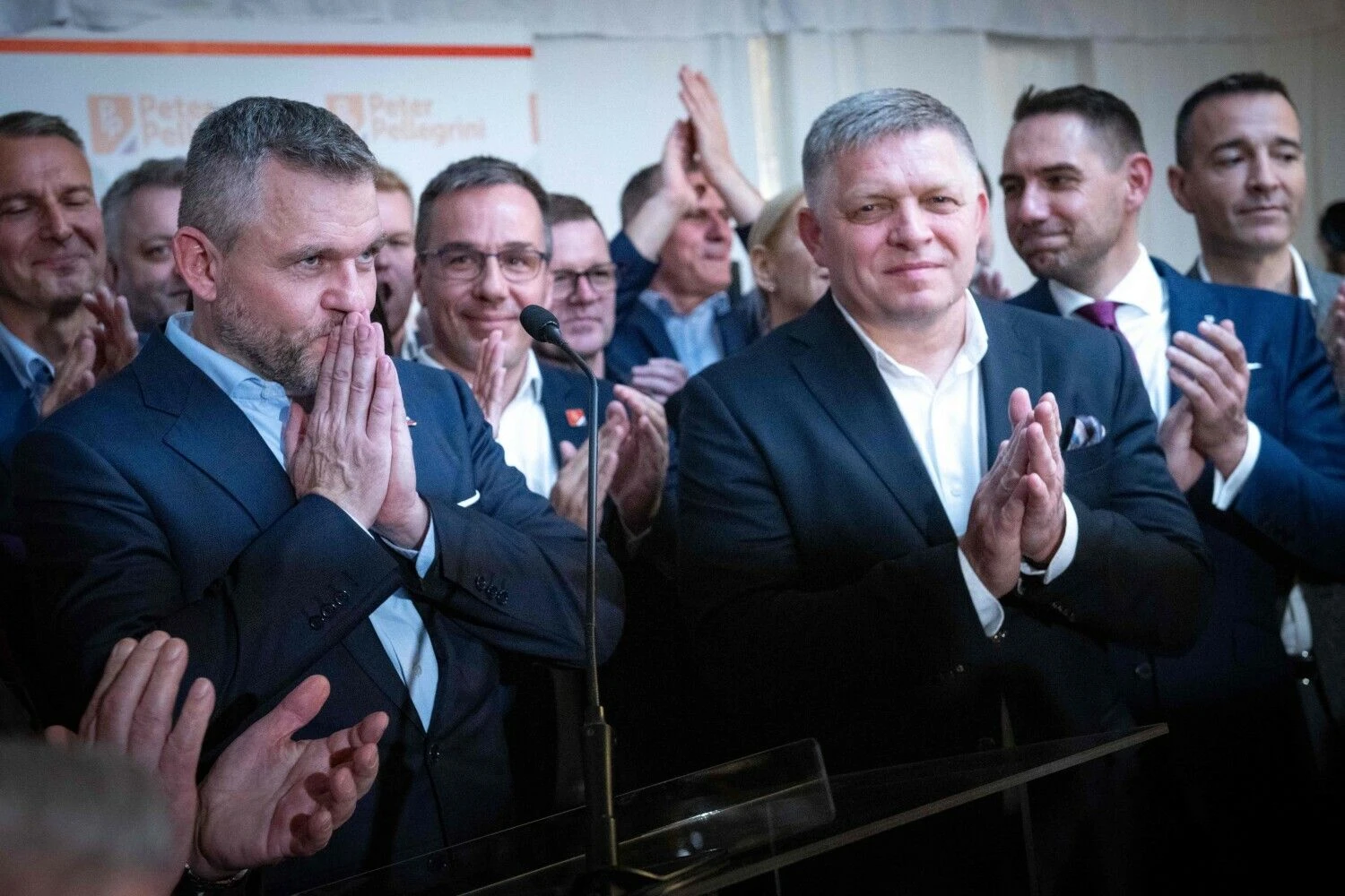 Peteris Pellegrini (kairėje) ir Slovakijos premjeras Robertas Fico (dešinėje). Vladimir Simicek (AFP / „Scanpix“) nuotr.