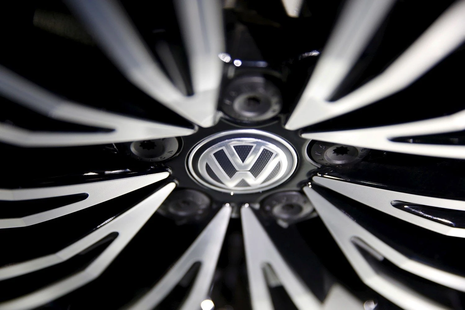 „Volkswagen“ veiklos pelnas pirmąjį pusmetį 38% mažesnis nei pernai tuo pat metu. Damiro Sagoljo („File Photo“ / „Scanpix“) nuotr.