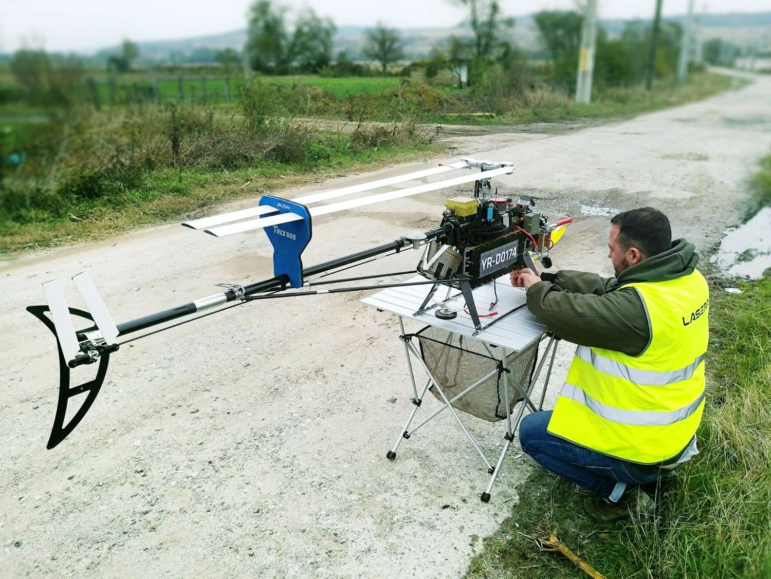 Bepiločiu sraigtasparniu „Laserpas“ apžiūrės elektros tinklus. Bendrovės nuotr.