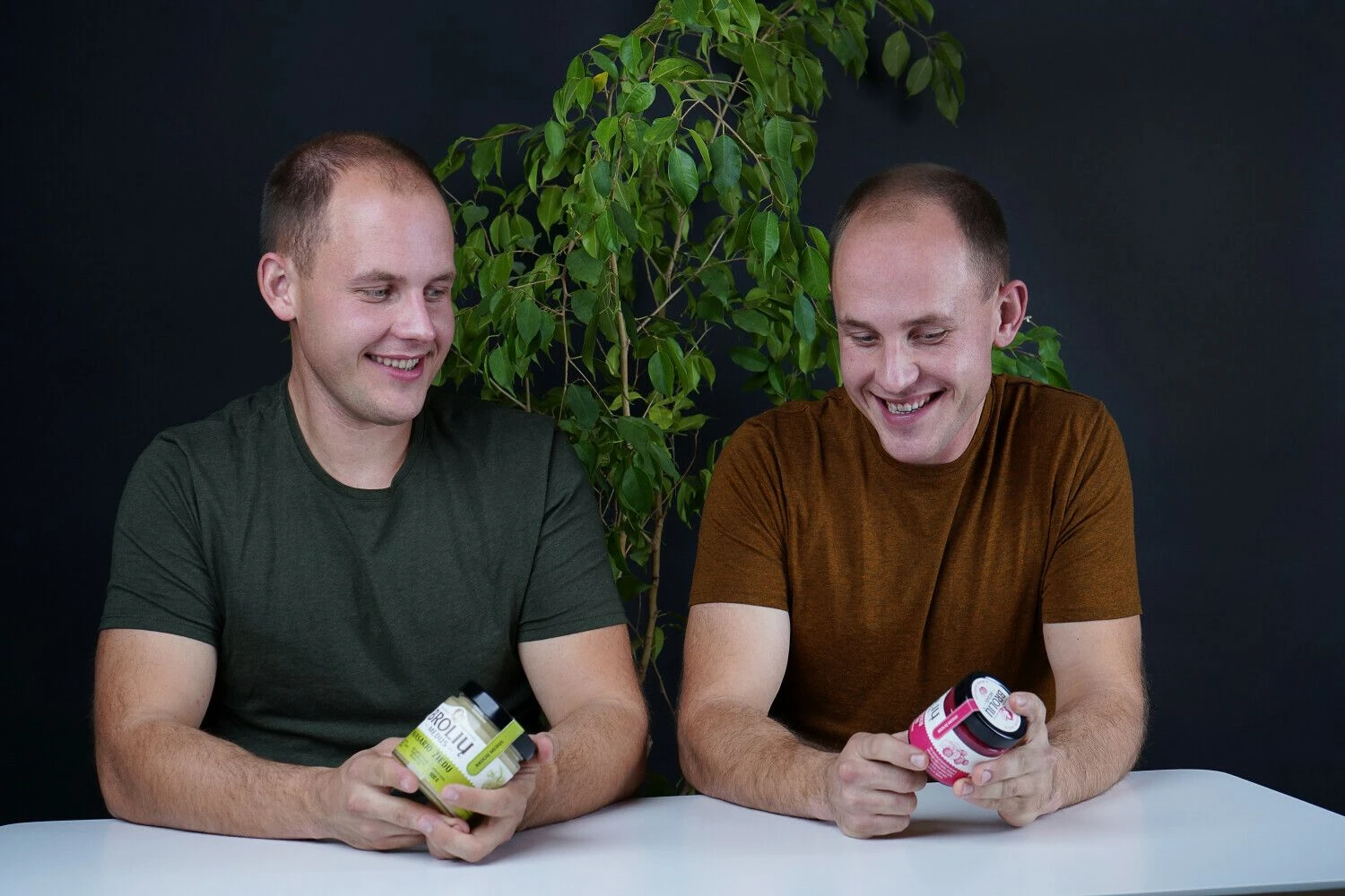 Ignas ir Vilius Jackevičiai, ūkio „Brolių medus“ įkūrėjai. Įmonės nuotr.