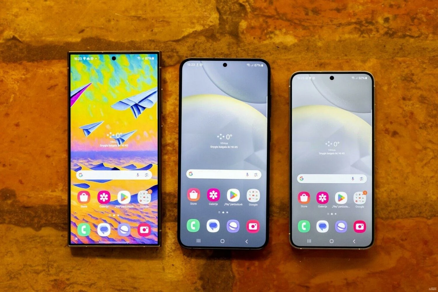 „Samsung Galaxy S24“ serijos telefonai. Iš kairės – „Galaxy S24 Ultra“, „Galaxy S24+“ ir „Galaxy S24“. Juditos Grigelytės (VŽ) nuotr.