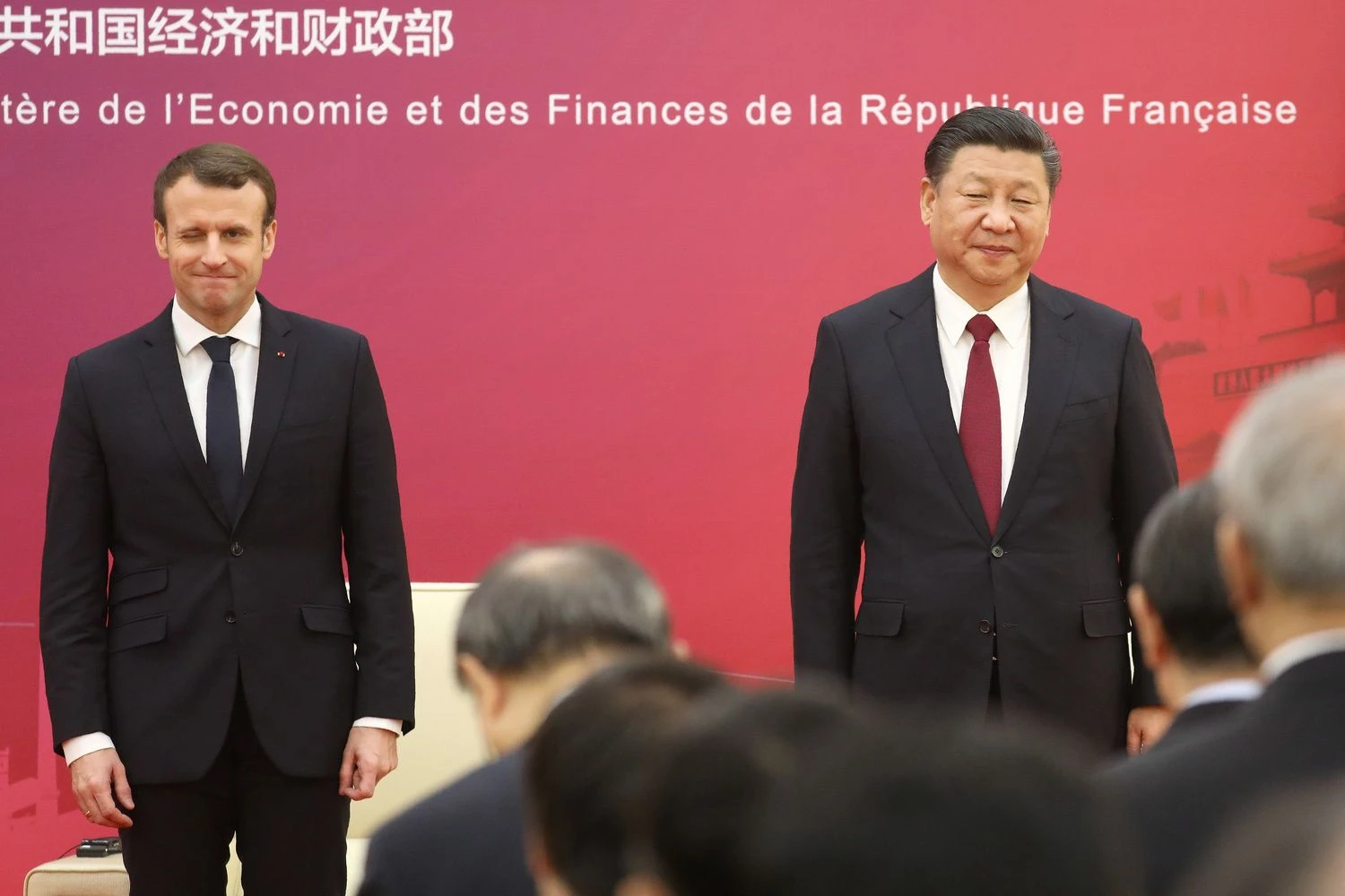 Prancūzijos prezidentas Emmanuelis Macronas ir Kinijos lyderis Xi Jinpingas.  Ludovico Marino („Reuters“ / „Scanpix“) nuotr.

