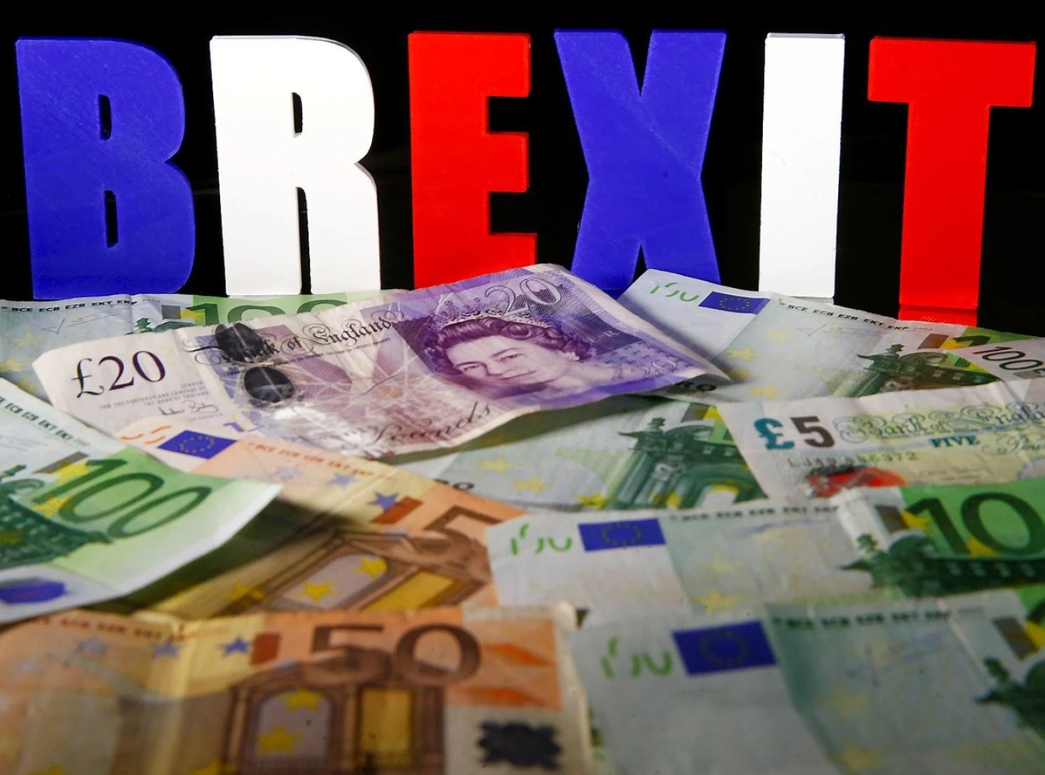Po referendumo dėl „Brexit“ ėmęs smarkiai svyruoti svaras privertė plėtojančius verslą su britais kainodarą nustatyti eurais.  „Reuters“ nuotr. 