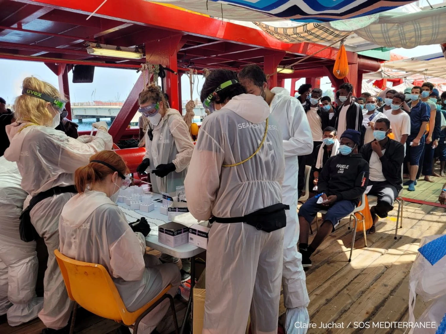 „Ocean Viking“ laivui atplaukus į Siciliją, migrantai pirmiausia tikrinami ar nėra užsikrėtę koronavirusu. Clair Juchat („SOS Mediterranee“/„Reuters“/„Scanpix“ nuotr. 
