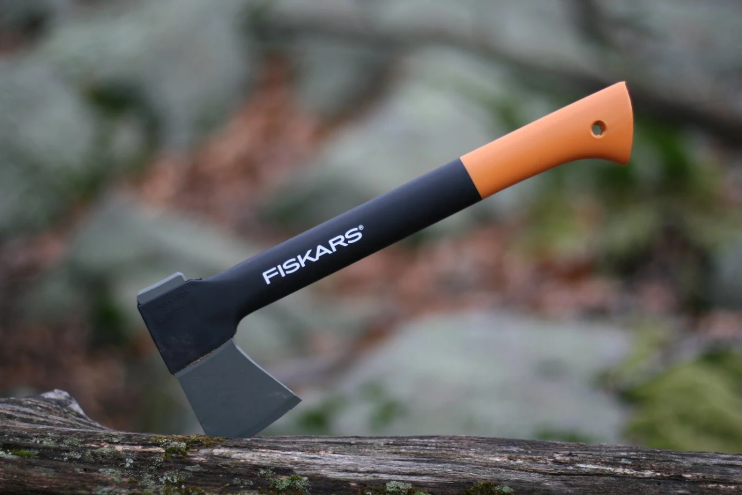Daugeliui puikiai žinomi „Fiskars“ kirviai ir toliau bus gaminami Suomijoje.
fiskars.com nuotr.