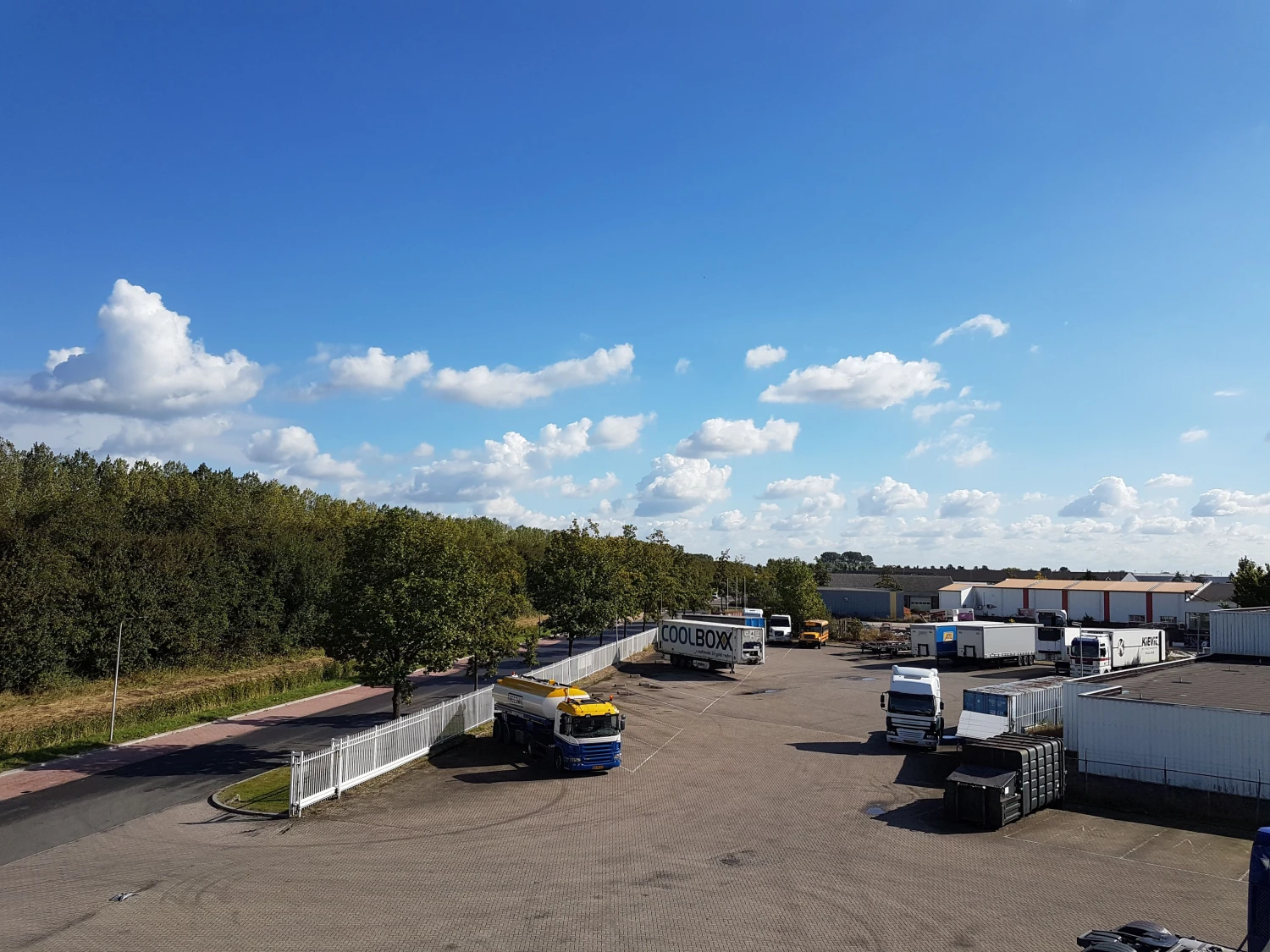 Krovinių gabenimo ir ekspedijavimo grupė „Arijus“ pirmąjį vairuotojų poilsio centrą, greta kurio įrengtos ir stovėjimo vietos vilkikams, prieš kelias savaites atidarė Roterdamo priemiestyje Olandijoje. 
Bendrovės nuotr.