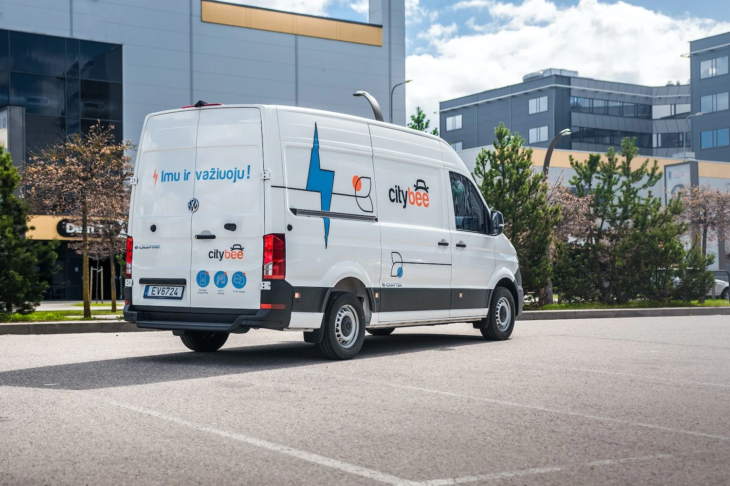Pirmieji „CityBee“ elektromobiliai – komerciniai „VW e-Krafter“. Įmonės nuotr.