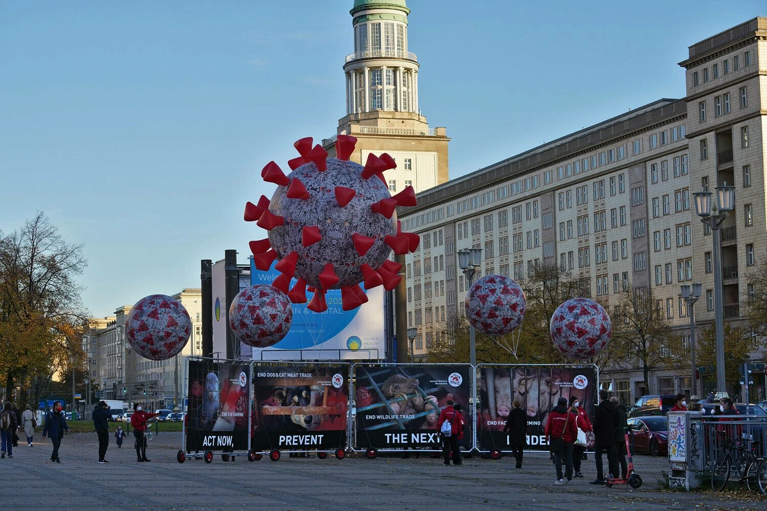 Meninė koronaviruso instaliacija Berlyne. Berndo Elmenthalerio („Imago“/„Scanpix“) nuotr.