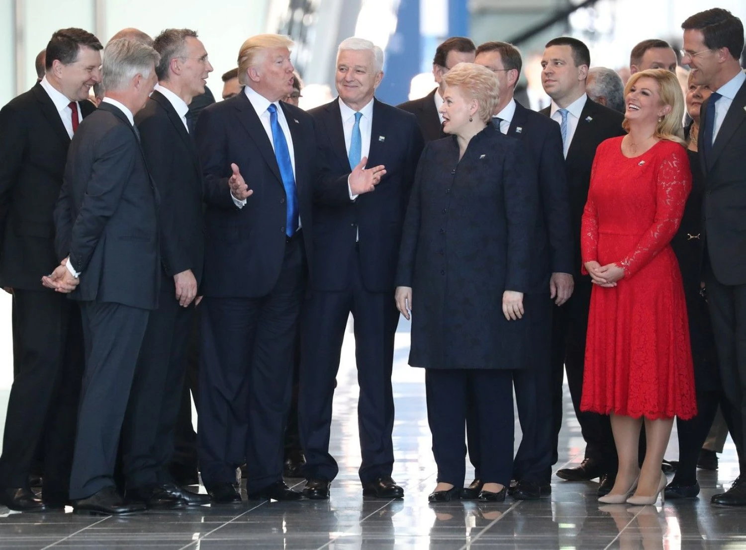 Dalia Grybauskaitė, Lietuvos prezidentė, ir Donaldas Trumpas, JAV vadovas, per NATO viršūnių susitikimą pernai liepą. Kevino Coombso („Reuters“ / „Scanpix“) nuotr.