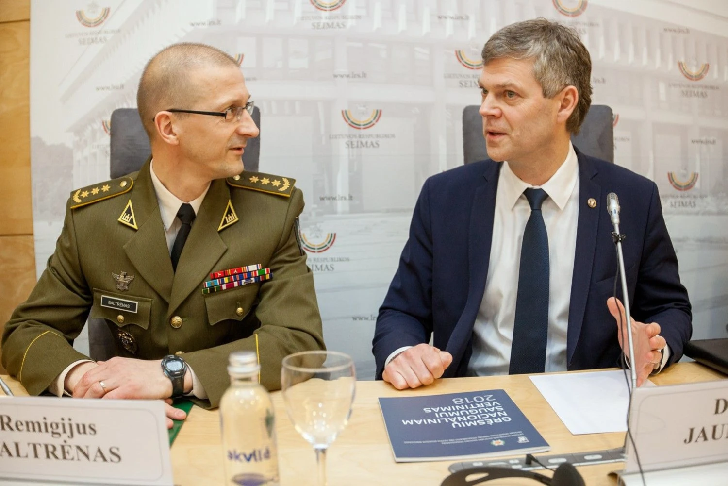 Remigijus Baltrėnas, Antrojo operatyvinių tarnybų departamento direktorius (kairėje) ir VSD vadovas Darius Jauniškis VSD konferencijoje. Vidmanto Balkūno („Scanpix“ / 15 min.lt) nuotr.