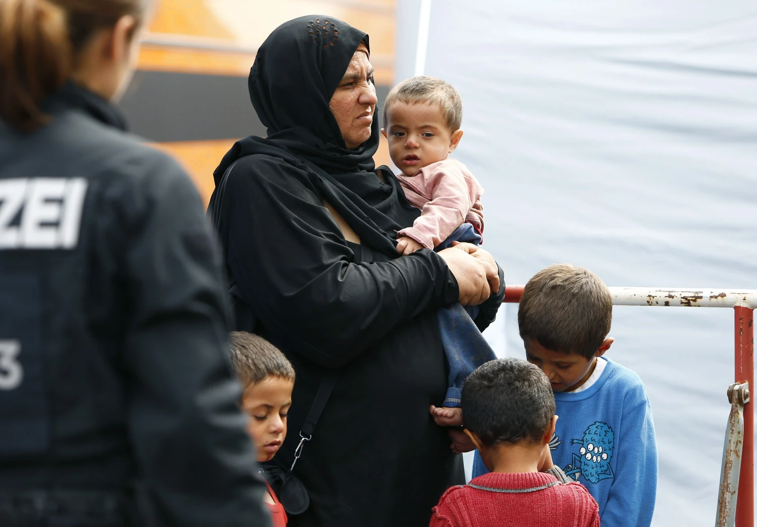 Migrants make their way to wait for buses after arriving by train at the main railway station in Munich, Germany September 7, 2015. REUTERS/Michaela Rehle 