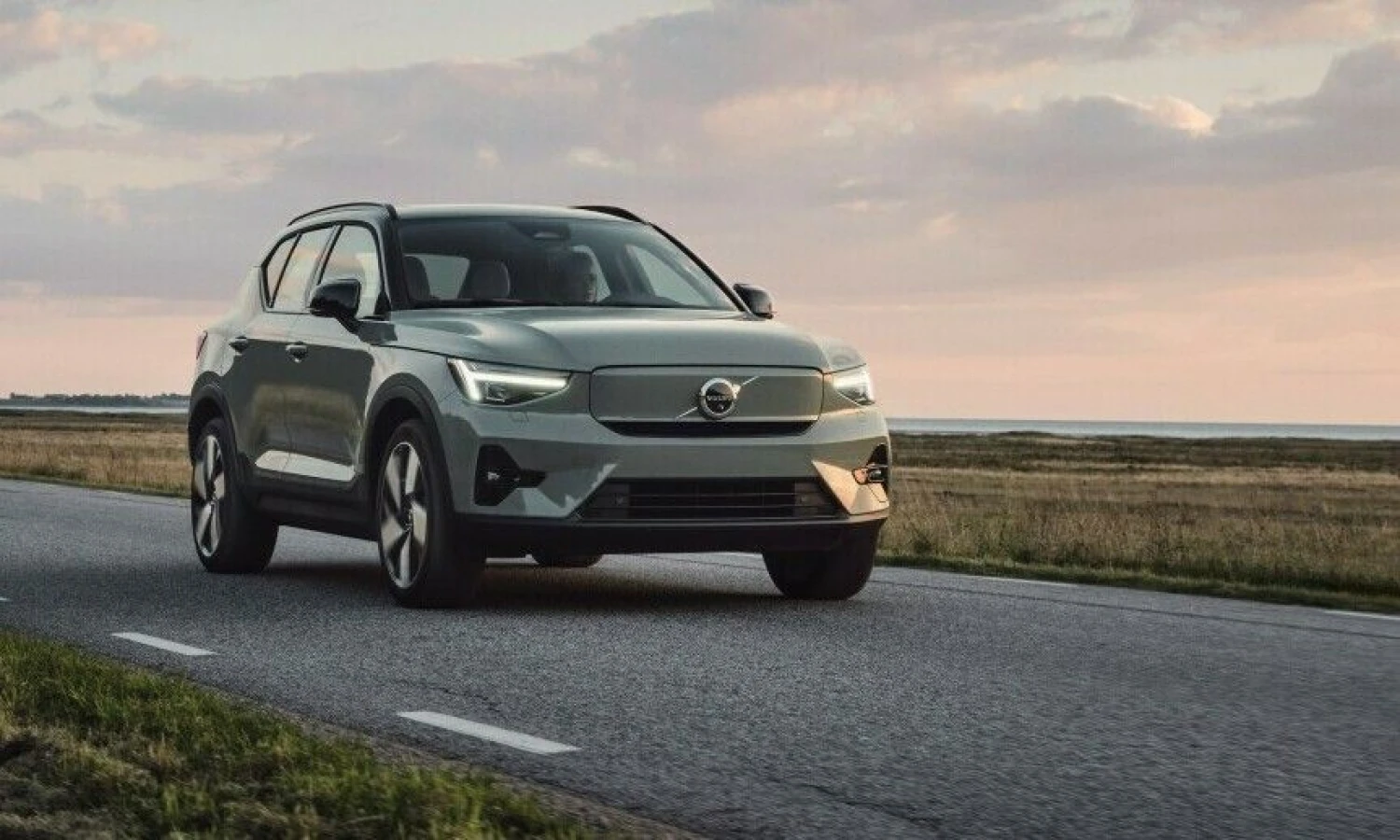 Nežymiai atnaujintas elektra varomas XC40 pasiekė ir Lietuvą. „Volvo Cars“ nuotr.
