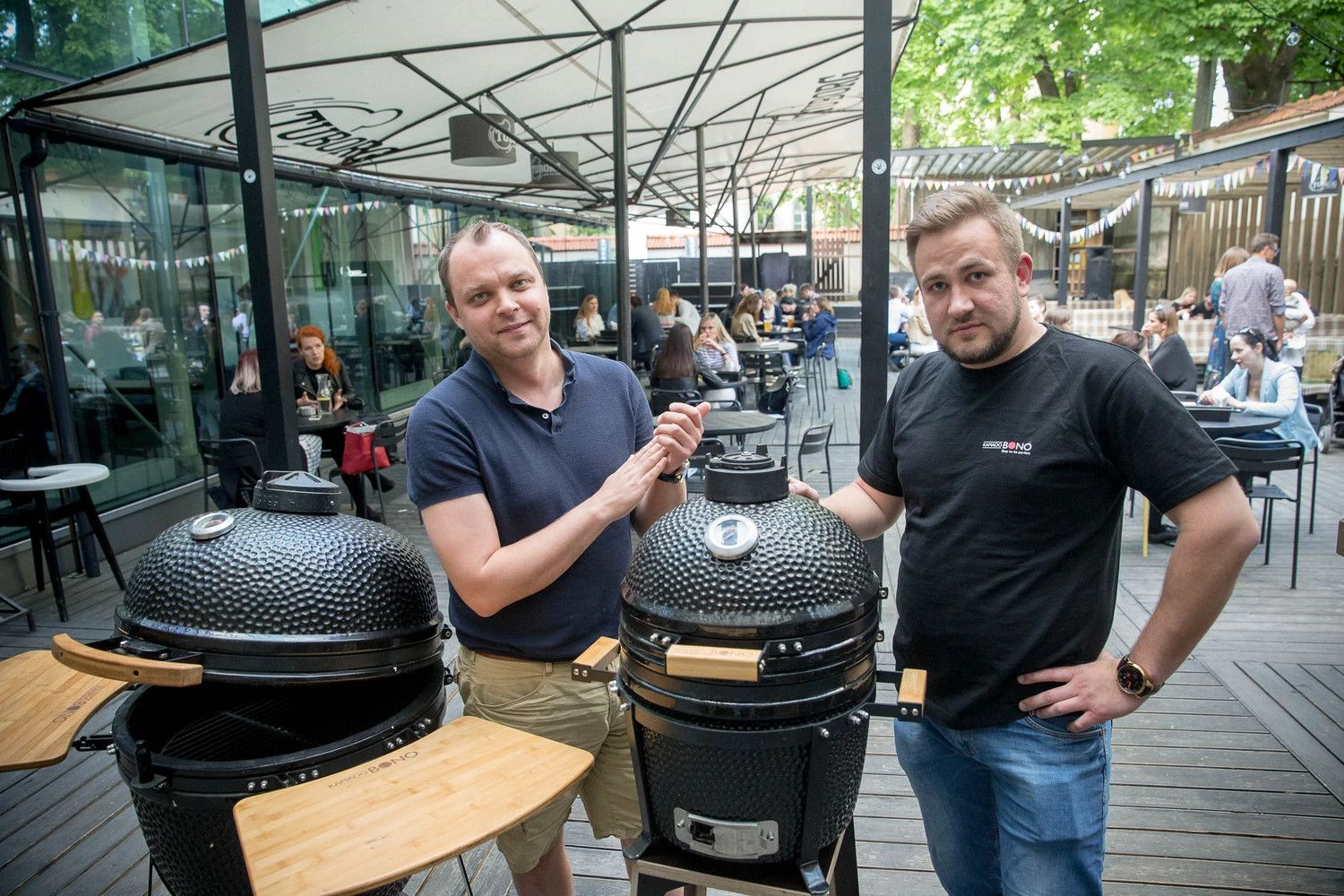 Tomas Petryla (kairėje) ir Vadimas Amosovas, MB „Leto projektai“, Lietuvoje valdančios „Kamado Bono“ prekės ženklą, atstovai, sako, kad daugelyje užsienio šalių sprendimui, ar galima naudoti kepsnines balkonuose ir terasose, didelę įtaką turi daugiabučių bendruomenės.
Vladimiro ivanovo (VŽ) nuotr.