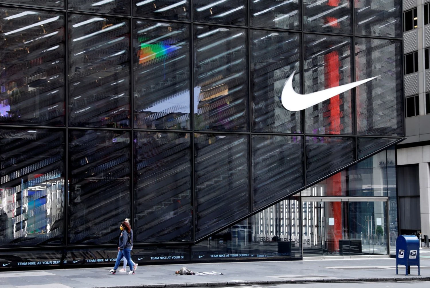 „Nike“ COVID-19 akivaizduoje ėmėsi ryžtingų priemonių ir iš esmės pakeitė savo prekybos strategiją. Mike Segar („Reuters“ / „Scanpix“) nuotr.
