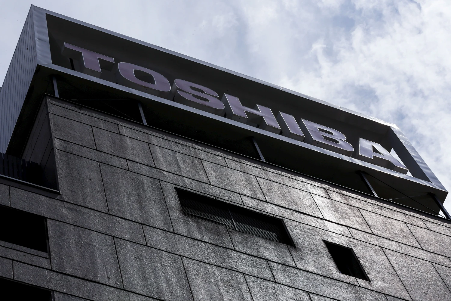The logo of Toshiba Corp is pictured at its headquarters in Tokyo in this August 13, 2015 picture. REUTERS/Thomas Peter