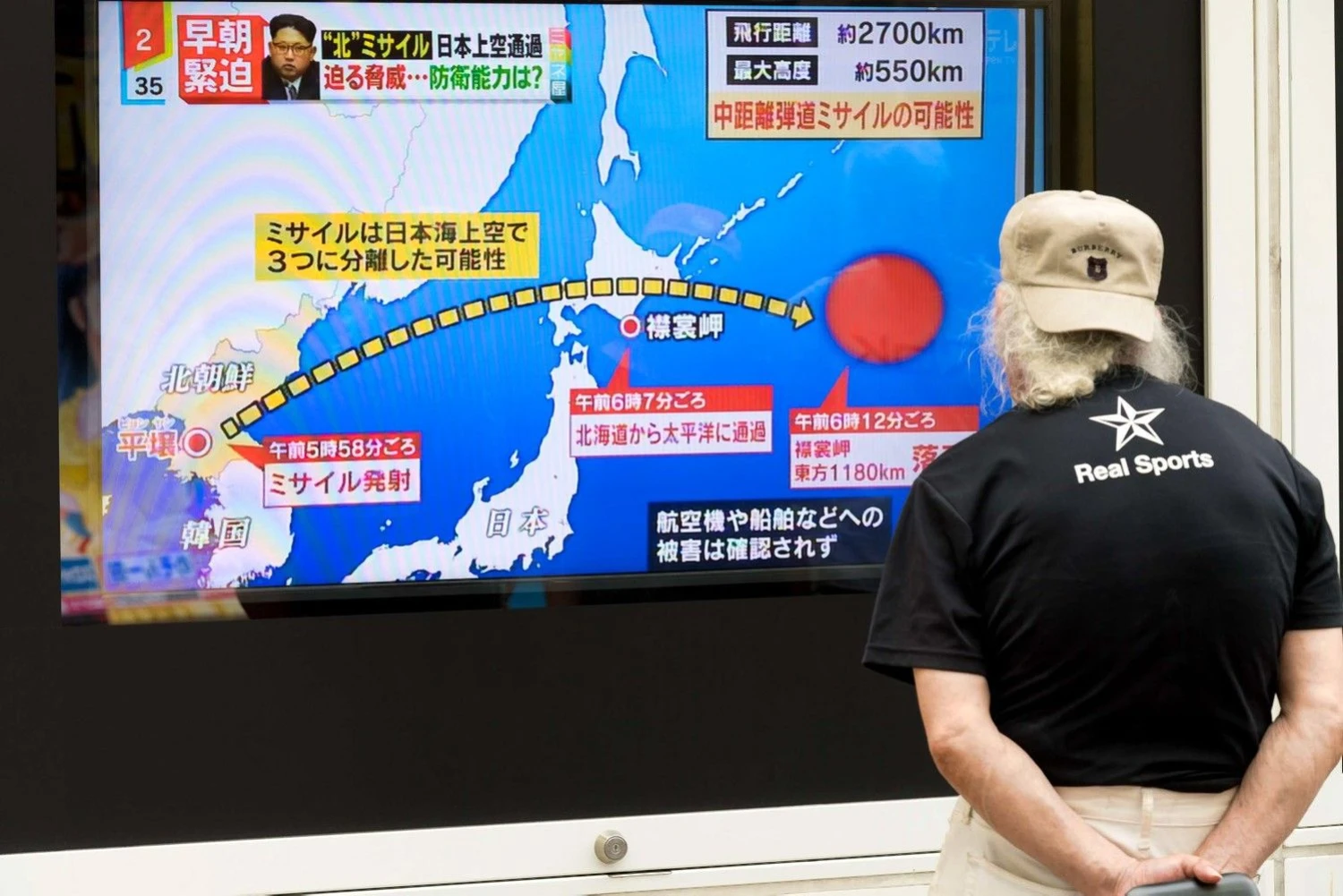 Praeivis Japonijoje stebi Šiaurės Korėjos paleistos raketos trajektoriją, kuri kirto Japonijos teritoriją. „Sipa“ / „Scanpix“ nuotr.