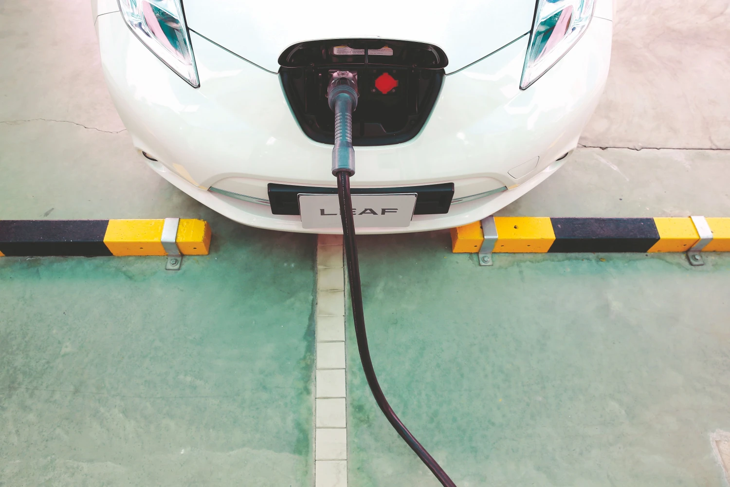 Išleidę elektrinį „Nissan Leaf“, vėliau elektra varomą „Renault Zoe“, „Renault-Nissan“ aljansas žadėjo 2016 m. pabaigoje būti pardavęs 1,5 mln. elektra varomų automobilių. Kol kas rezultatai menkesni: parduoda apie 350.000 elektromobilių. Jorge Silva („Reuters“ / „Scanpix“) nuotr.