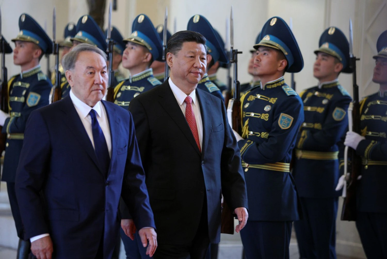 Kinijos prezidentas Xi Jinpingą (dešinėje) Astanoje sutiko Kazachstano prezidentas Nursultanas Nazarbajevas. Muchtaro Choldorbekovo („Reuters“ / „Scanpix“) nuotr.