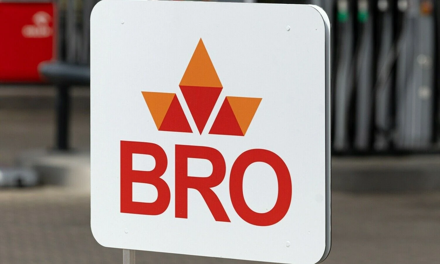 Verslui patogu, kad su BRO degalinių tinklo kortele visoje Lietuvoje be grynų pinigų galima įsigyti degalų ar kitų prekių bei paslaugų kaip su kredito kortele, o mėnesio pabaigoje gaunama viena sąskaitą už visus pirkinius.