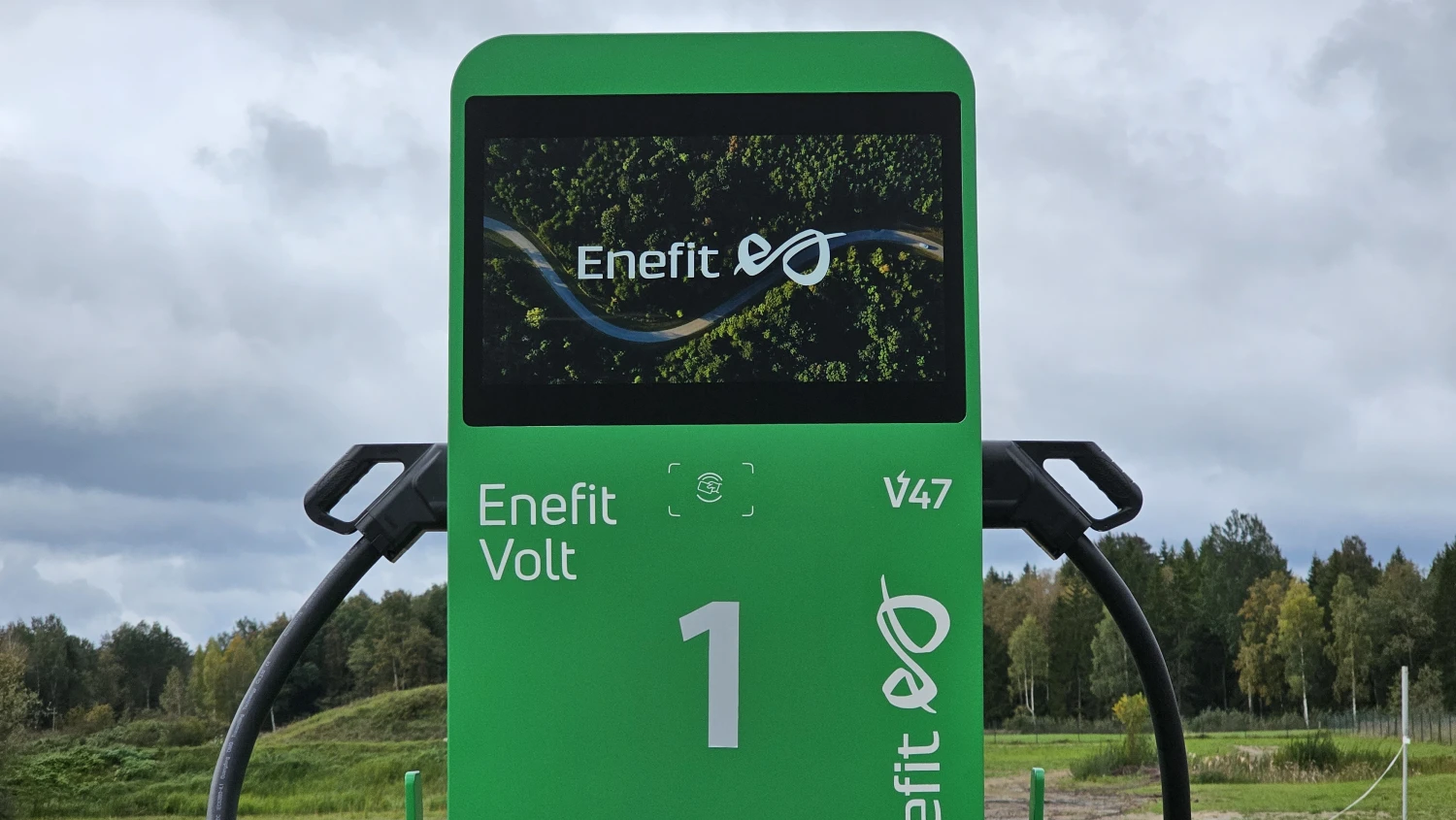 „Enefit“ elektromobilių įkrovimo stotelė. Lino Butkaus (VŽ) nuotr.