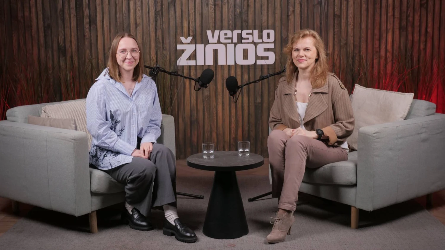 Beatričė Leikaitė, kibernetinio saugumo bendrovės „Surfshark“ personalo vadovė ir Vilija Ramanauskienė, moderatorė. 