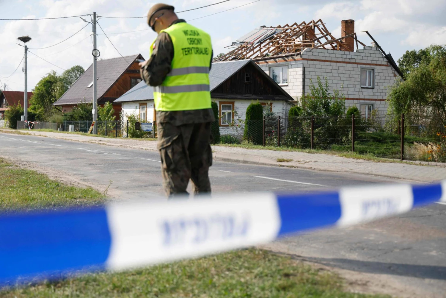 Apgriautas namas Lenkijos Wyryki-Wola kaime, į jį pataikė numušto į šalį įskriejusio drono nuolaužos. Wojteko Radwanskio (AFP / „Scanpix“) nuotr. 