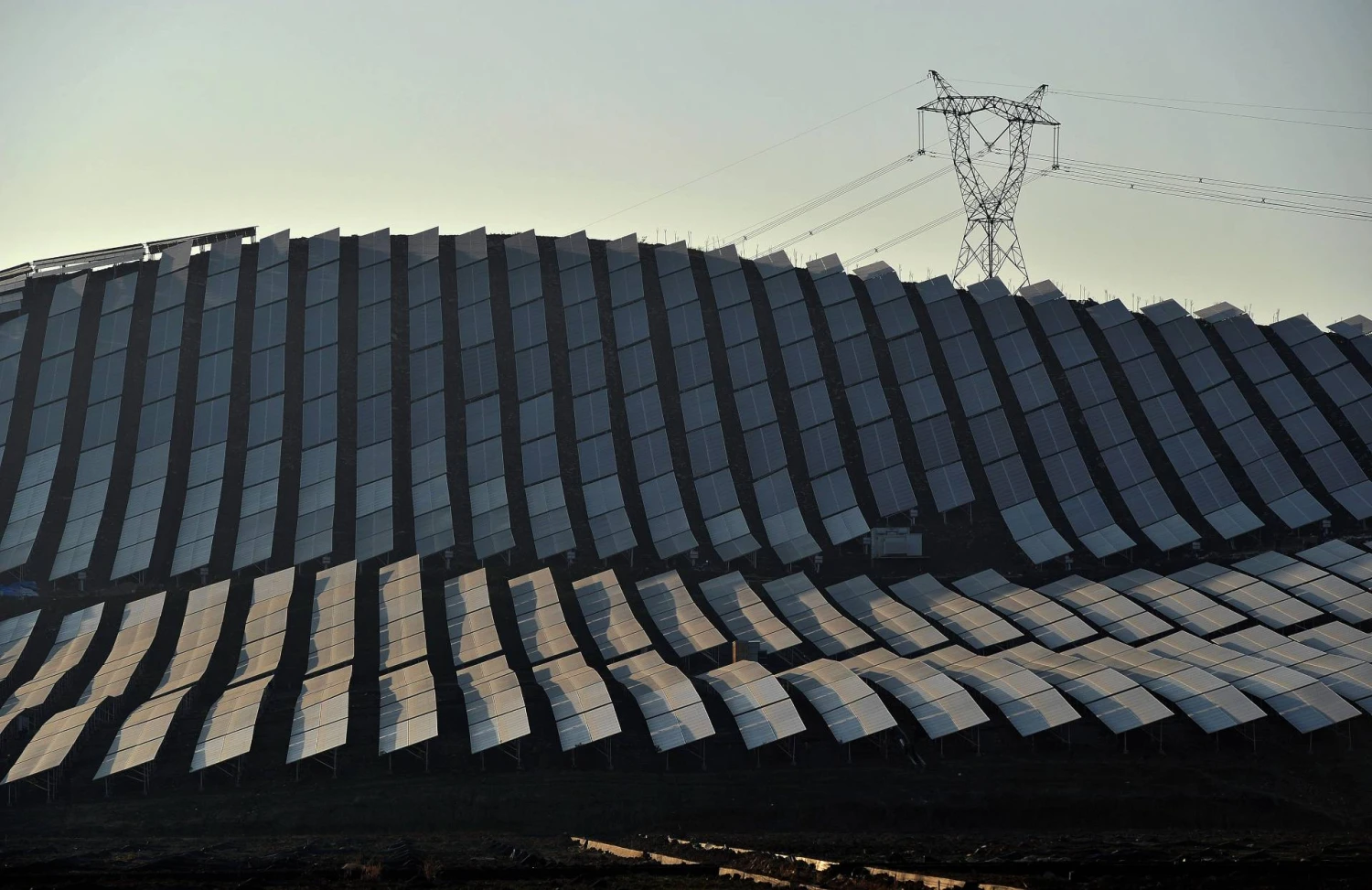 Saulės elektrinės Kinijoje. Jianano Yu („Reuters“ / „Scanpix“) nuotr.