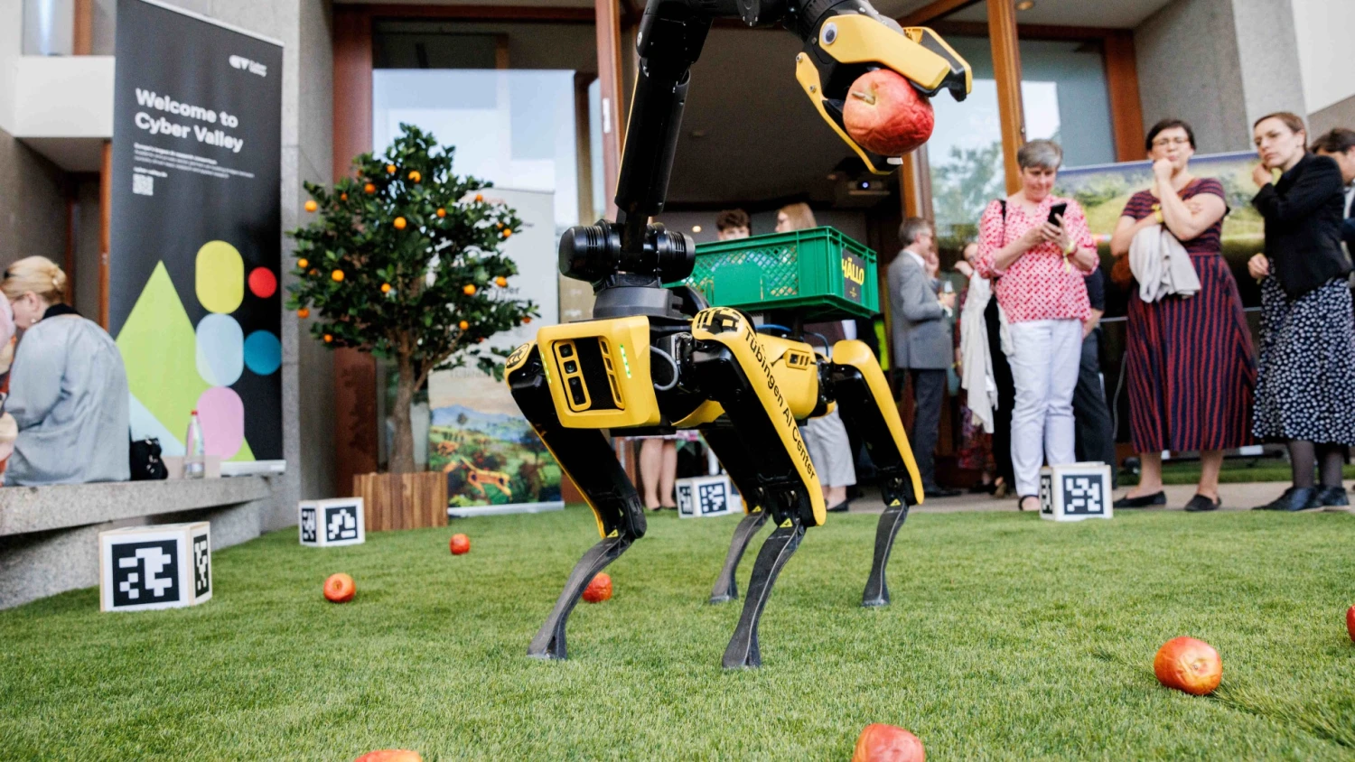 Pirmieji roboto bandymai surinkti vaisius – Berlyno mugėje. Carsteno Koallo (dpa / „Scanpix“) nuotr.