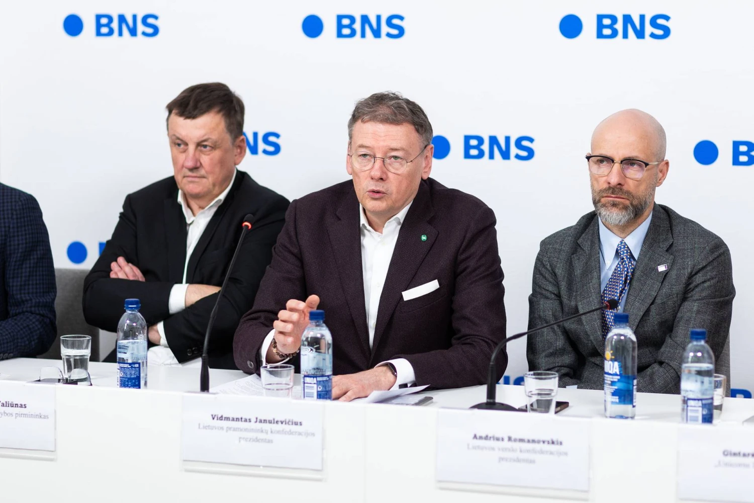 Spaudos konferencija „Valdžios planuojami mokesčių pakeitimai kelia grėsmę Lietuvos ekonomikai“. Iš kairės: Rolandas Valiūnas, asociacijos „Investors' Forum“ valdybos pirmininkas, Vidmantas Janulevičius, Lietuvos pramonininkų konfederacijos prezidentas, ir Andrius Romanovskis, Lietuvos verslo konfederacijos (LVK) prezidentas. Skirmanto Lisausko (BNS) nuotr.