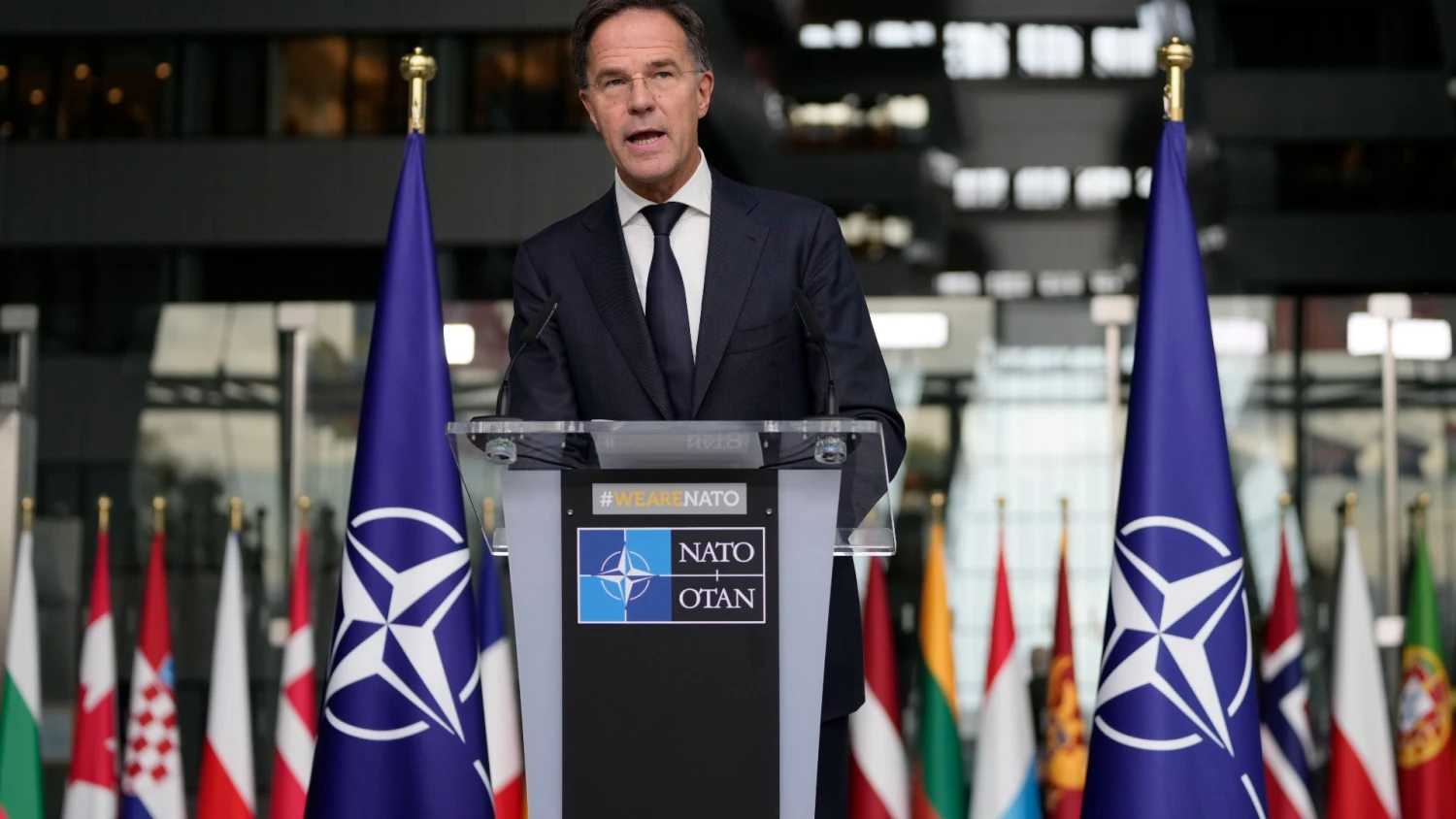 NATO vadovas Markas Rutte, po susitikimo su Pietų Korėjos delegacija. Virginios Mayo (AP / „Scanpix“) nuotr. 