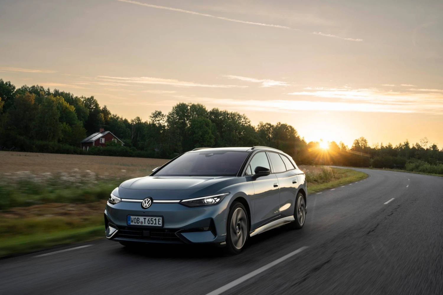 Žemas ID.7 siluetas leidžia pasiekti elektromobiliui reikšmingus gerus aerodinaminius rodiklius. „Volkswagen AG“ nuotr.