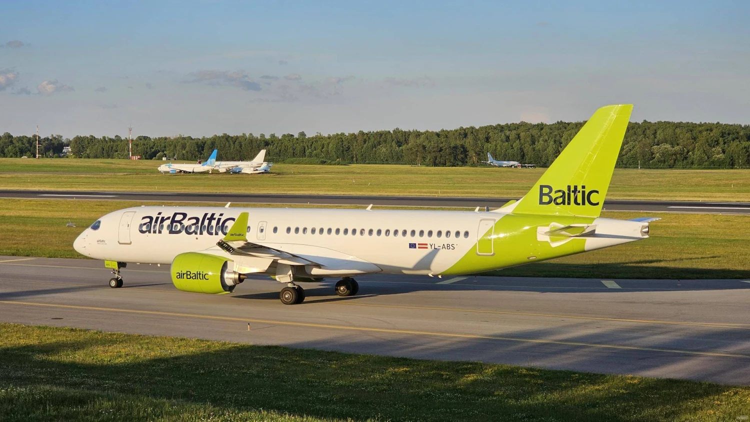 „AirBaltic“ lėktuvas „Airbus A220-300“ Vilniaus oro uoste. Lino Butkaus (VŽ) nuotr.