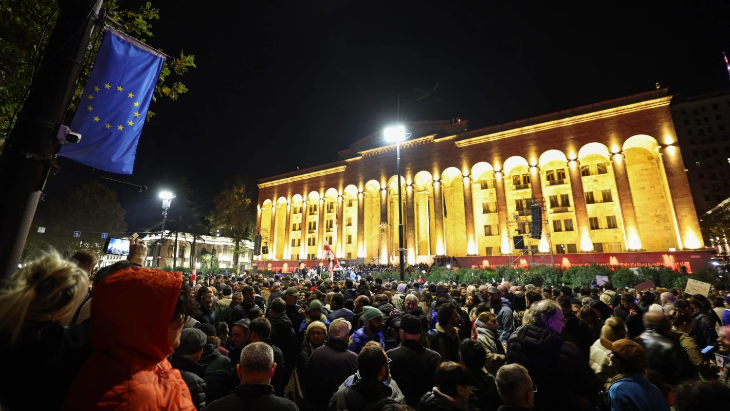 Protestuotojai priešais Sakartvelo parlamentą. Giorgijaus Arjevanidzės, Shakho Aivazovo, Zurabo Tsertsvadze (AFP / „Scanpix“) nuotr.