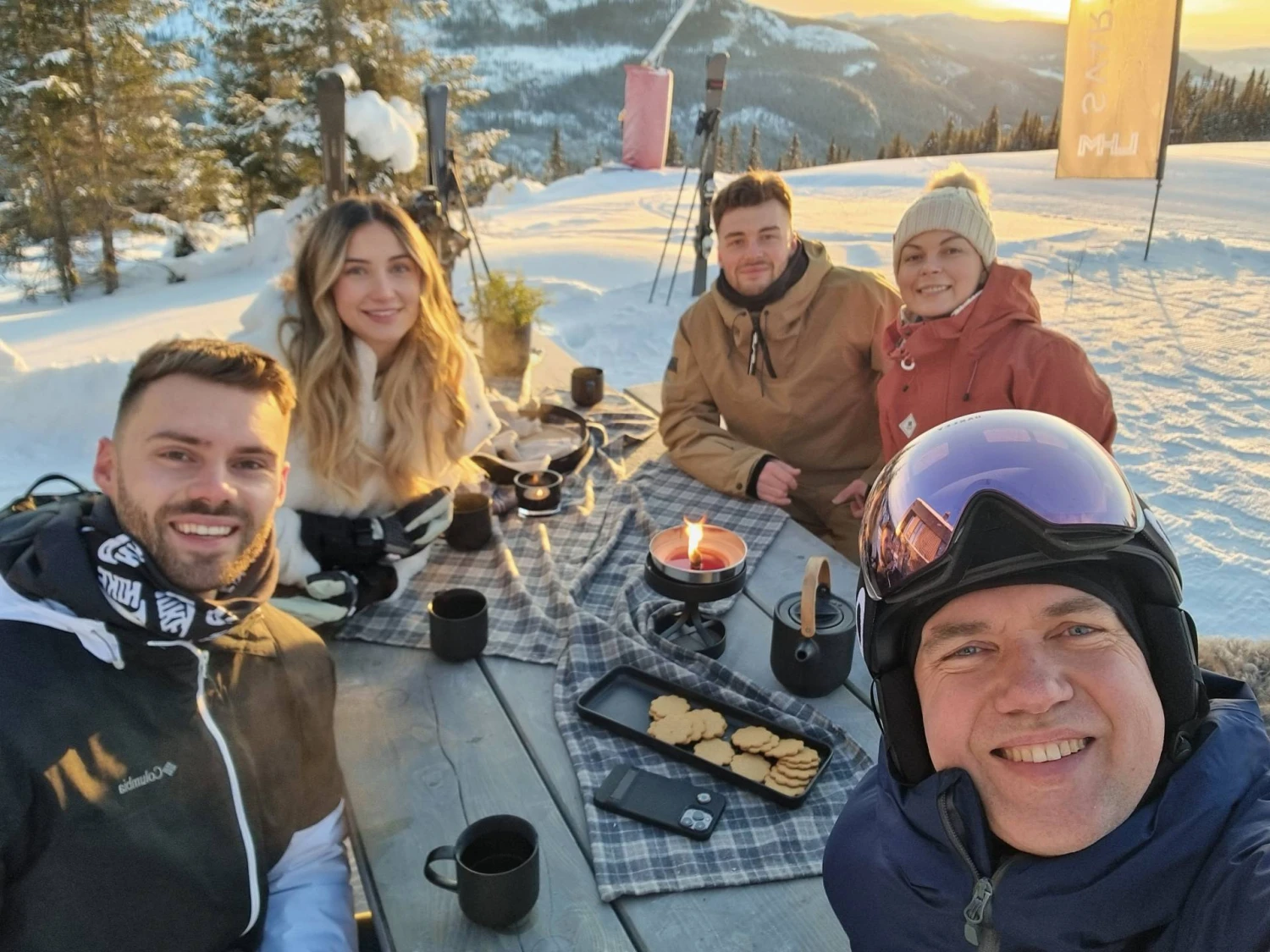 Laurynas Mitkus, LHM grupės vienas iš įkūrėjų, bendraturtis (dešinėje), su „YouTube“ kanalo „The Luxury Home Show“ komanda. Bendrovės nuotr.