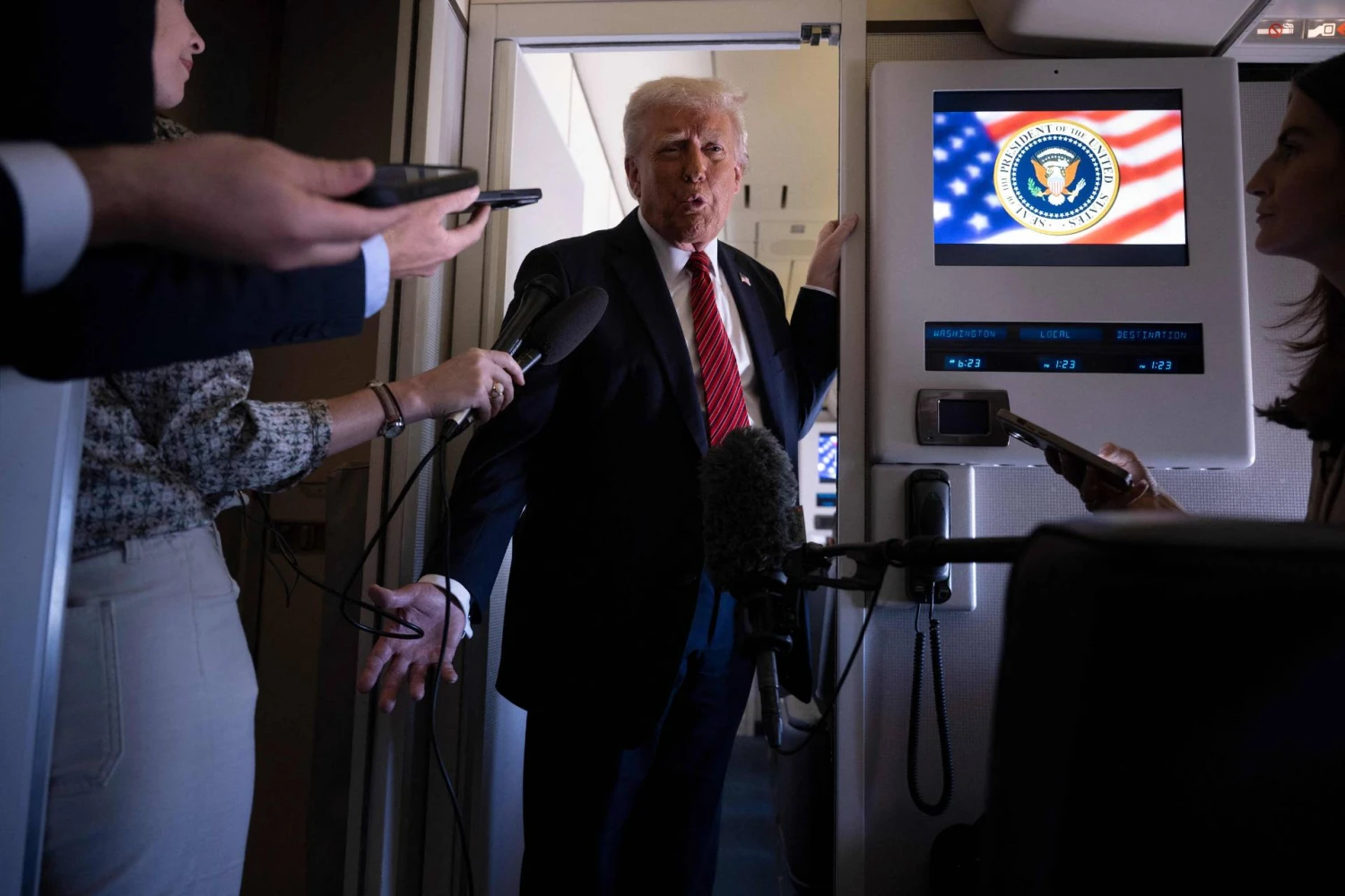 D. Trumpas sako galimai vyksiąs į derybas Turkijoje, jei ten bus V. Putinas