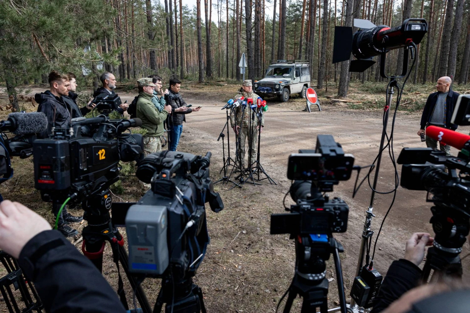 Paieškoms vadovavęs pulkininkas Aušrius Buikus duoda komentarus žiniasklaidai. Pauliaus Peleckio (BNS) nuotr. 