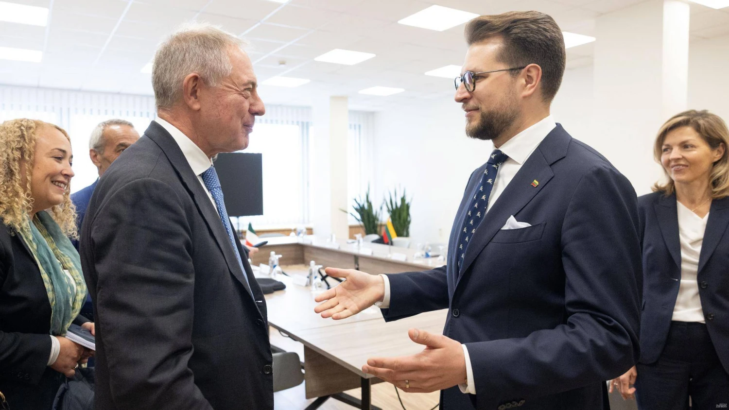 Adolfo Urso, Italijos įmonių reikalų ministras (kairėje) ir Lukas Savickas, ekonomikos ir inovacijų ministras. Juditos Grigelytės (VŽ) nuotr.