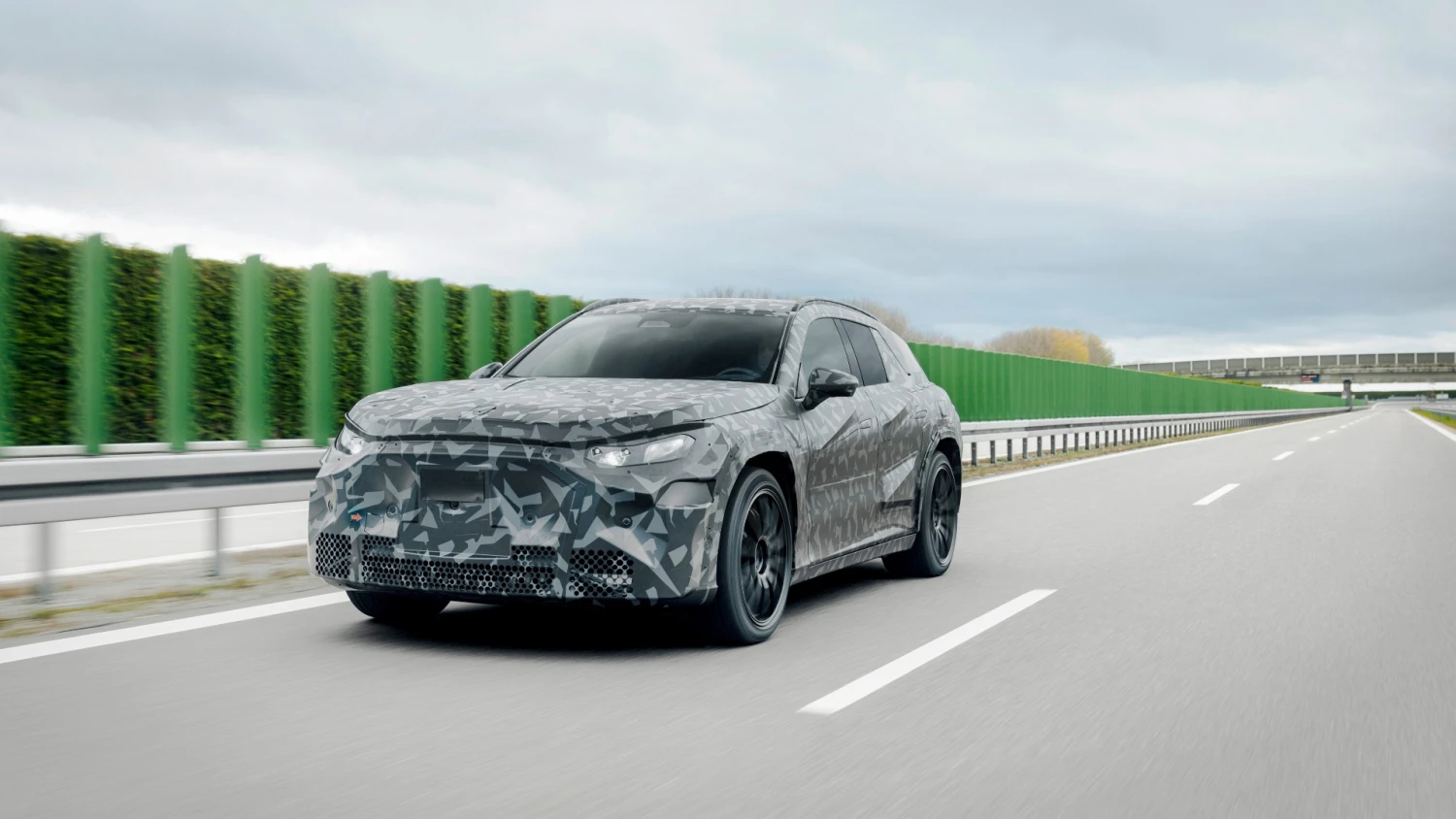Galingiausias ir brangiausias automobilių versijas kuriantis „Mercedes“ padalinys AMG bando savo pirmojo elektra varomo modelio prototipą. „Mercedes-Benz Group“ nuotr.
