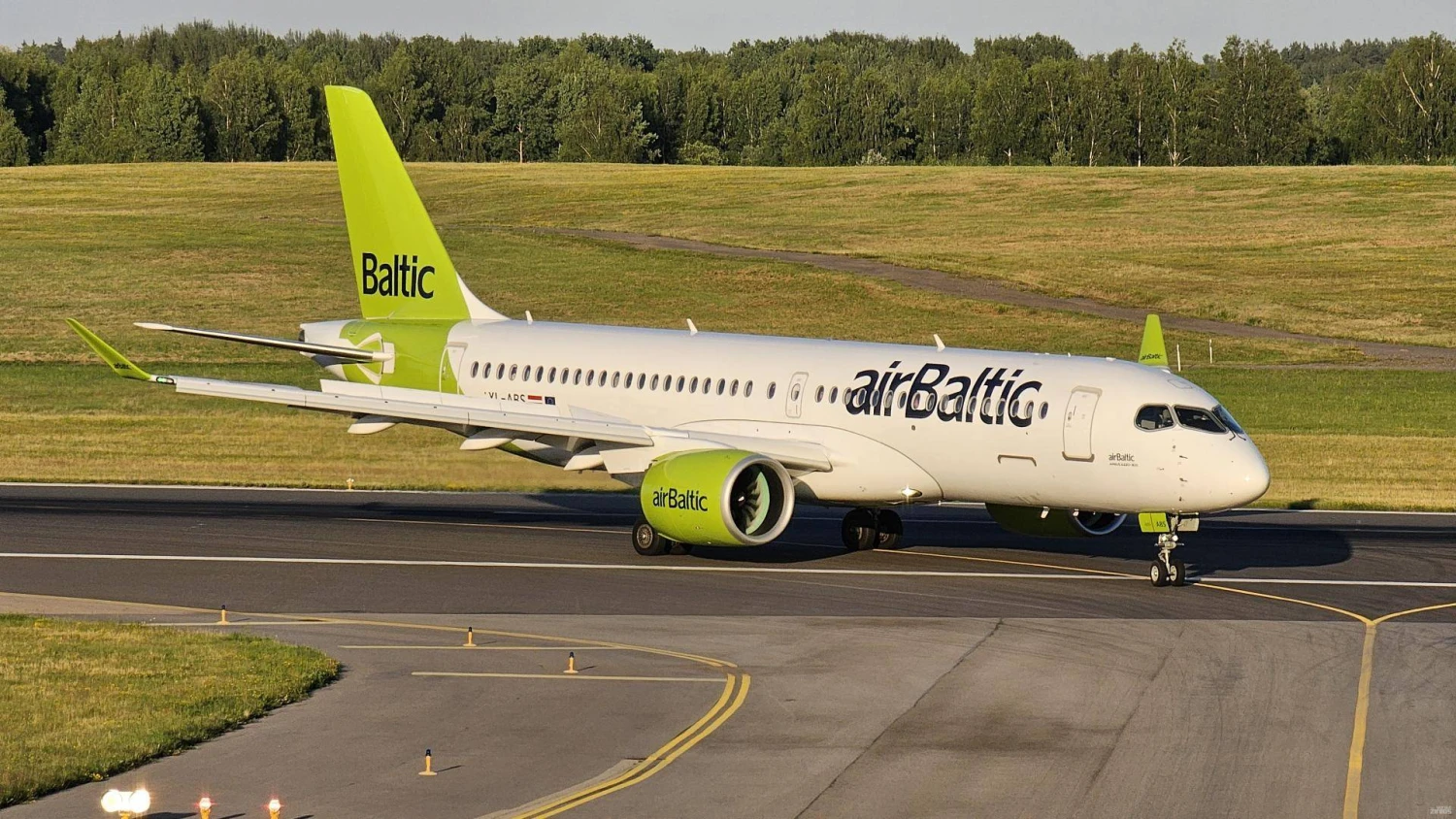 „AirBaltic“ lėktuvas „Airbus A220-300“ Vilniaus oro uoste. Lino Butkaus (VŽ) nuotr.