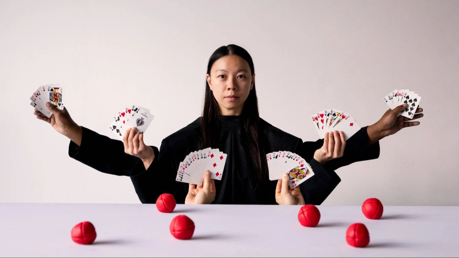 Iš britų trupės „Gandini Juggling“ spektaklio „Heka“. Camillos Greenwell nuotr. 