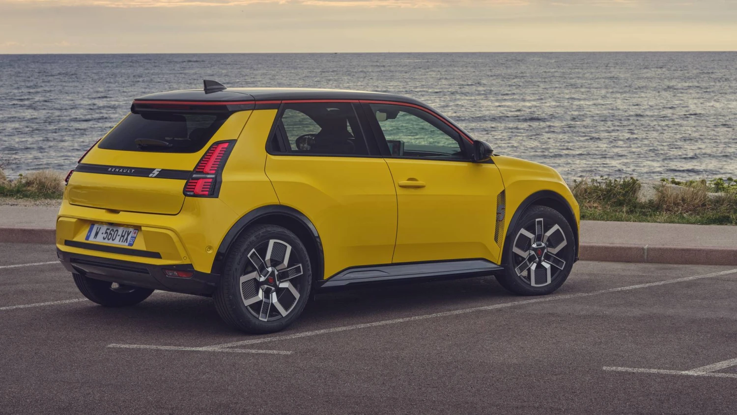 Istorinį modelį moderniai interpretuojantis mažo automobilio dizainas – receptas, kurį sėkmingai išbandė „Mini“ ir „Fiat“ gamintojai. „Renault SAS“ nuotr.