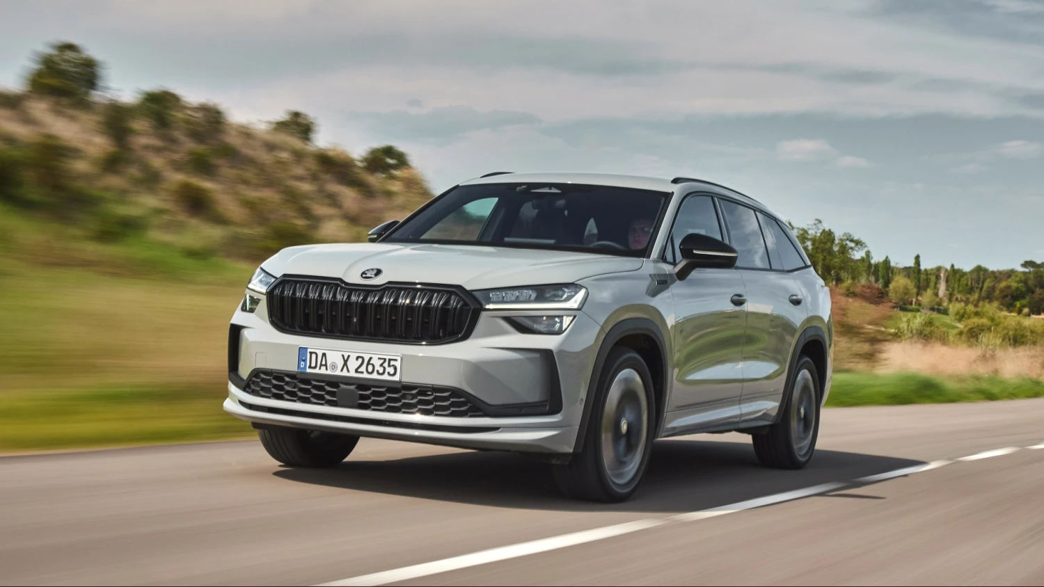 Antros kartos „Kodiaq“ keičia 800.000 vienetų tiražu išplatintą sėkmingą pirmtaką. „Škoda Auto“ nuotr.