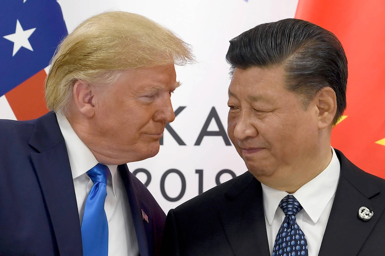 Paskutinį kartą Kinijos ir JAV prezidentai Xi Jinpingas ir Donaldas Trumpas buvo susitikę 2019 m. Japonijoje, G 20 susitikimo kuluaruose. Susan Walsh („AP Photo“ / „Scanpix“) nuotr.