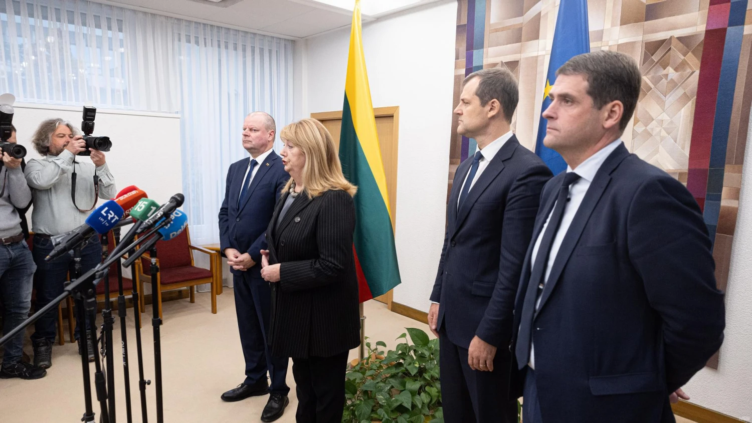 Socialdemokratų, „Vardan Lietuvos” ir „Nemuno aušros” lyderiai koalicinę sutartį pasirašė savaitės pradžioje. Vladimiro Ivanovo (VŽ) nuotr.