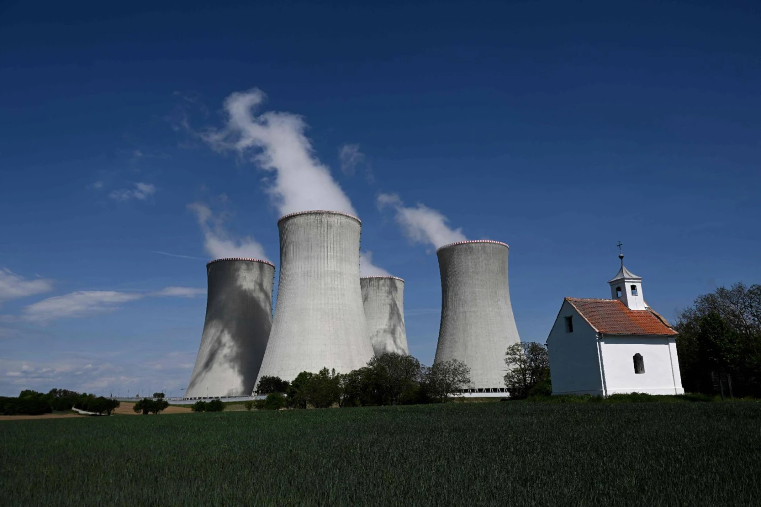 Iš Lenkijos pasitraukusi KHNP statys naujus reaktorius Dukovanų elektrinėje Čekijoje. (AFP / „Scanpix“ nuotr.)