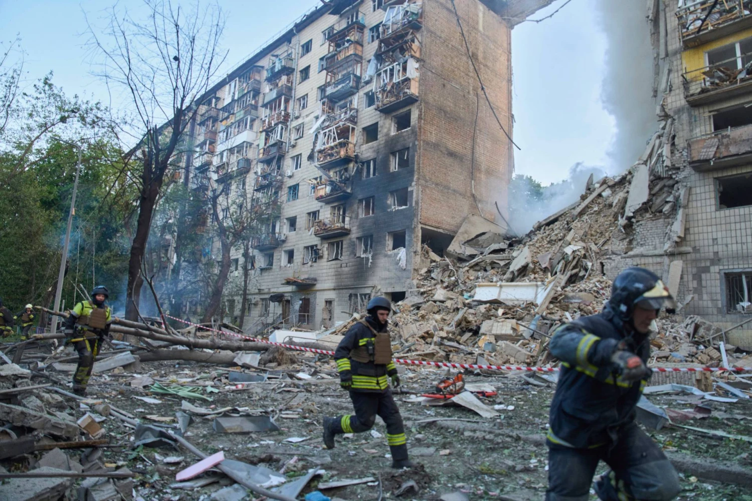 Gelbėtojai bėga į slėptuvę per Rusijos raketų ir dronų ataką Kyjive birželio 17 d. Efremo Lukatskio („AP Photo“ / „Scanpix“) nuotr. 