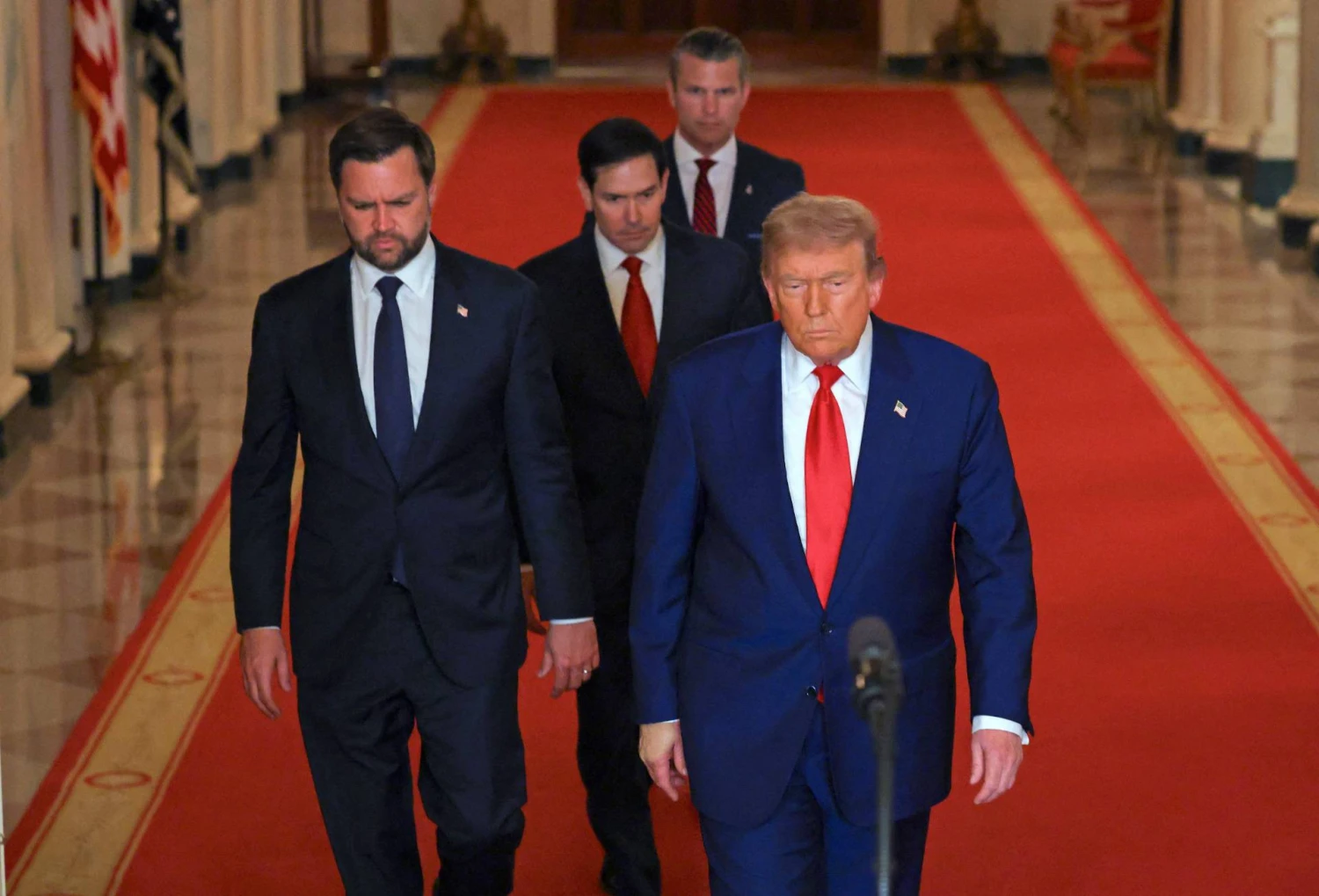 JAV prezidentas Donaldas Trumpas ir jo komanda. Carloso Barrios (AFP /„Scanpix“) nuotr.