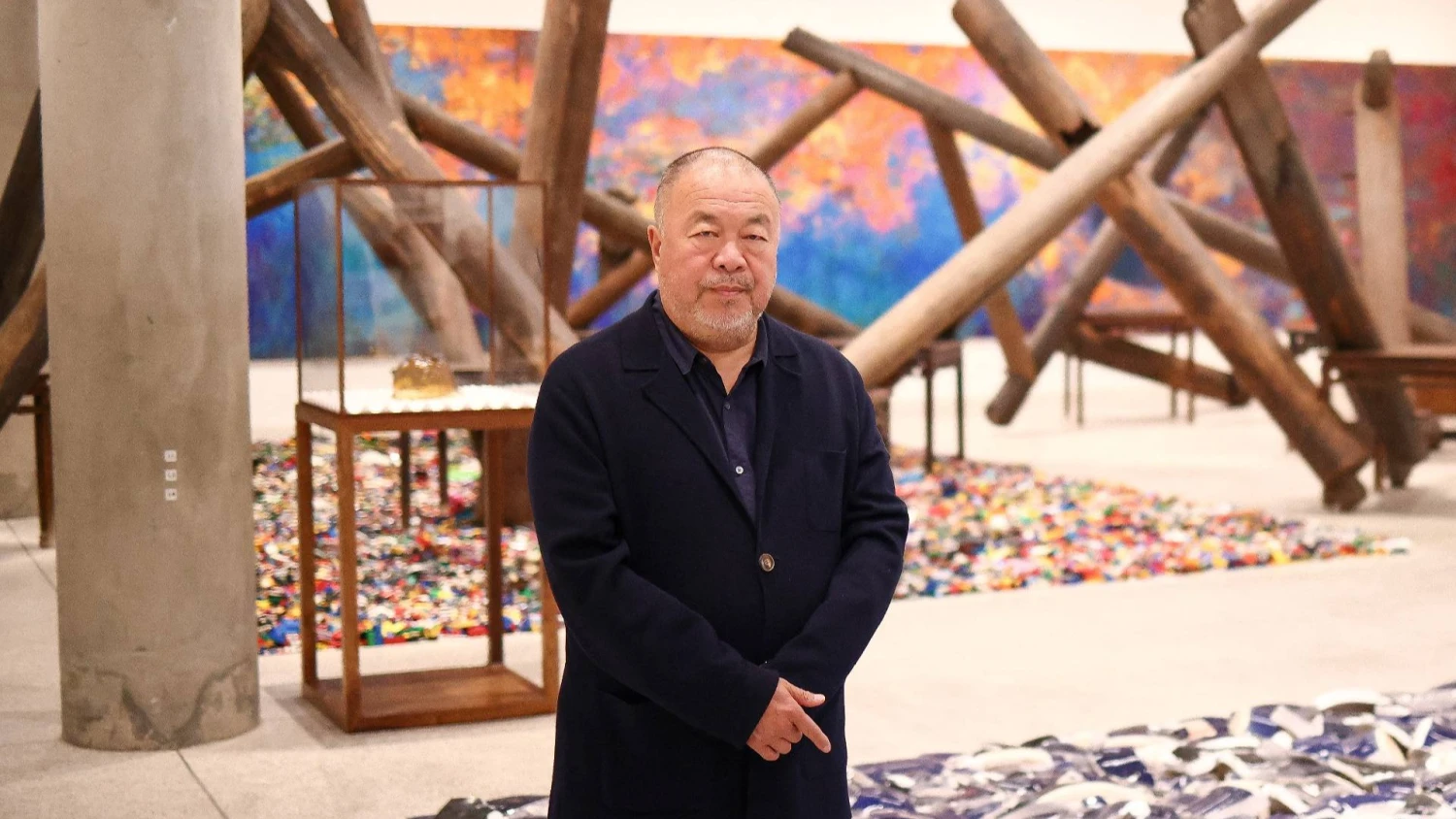 Ai Weiwei Dizaino muziejuje Londone, savo darbų parodoje „Ai Weiwei: making sense“. 2023 m. balandžio 4 d. Henry Nicholls („Reuters“ / „Scanpix“) nuotr.