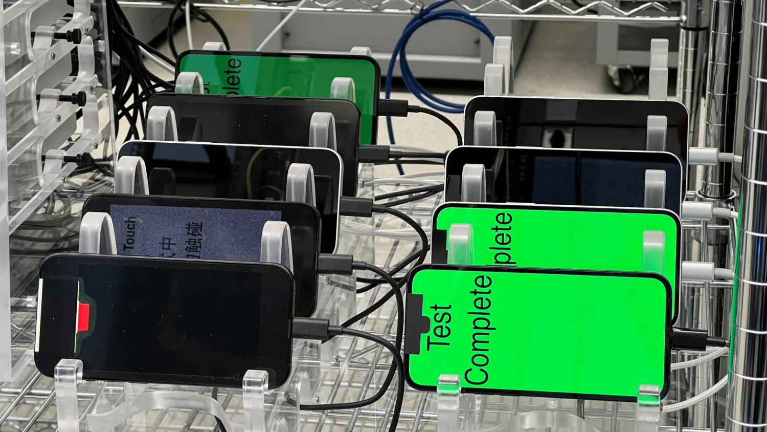 „iPhone“ telefonai testuojami „Apple“ laboratorijoje Saniveilyje, JAV. Stepheno Nellis („Reuters“ / „Scanpix“) nuotr.